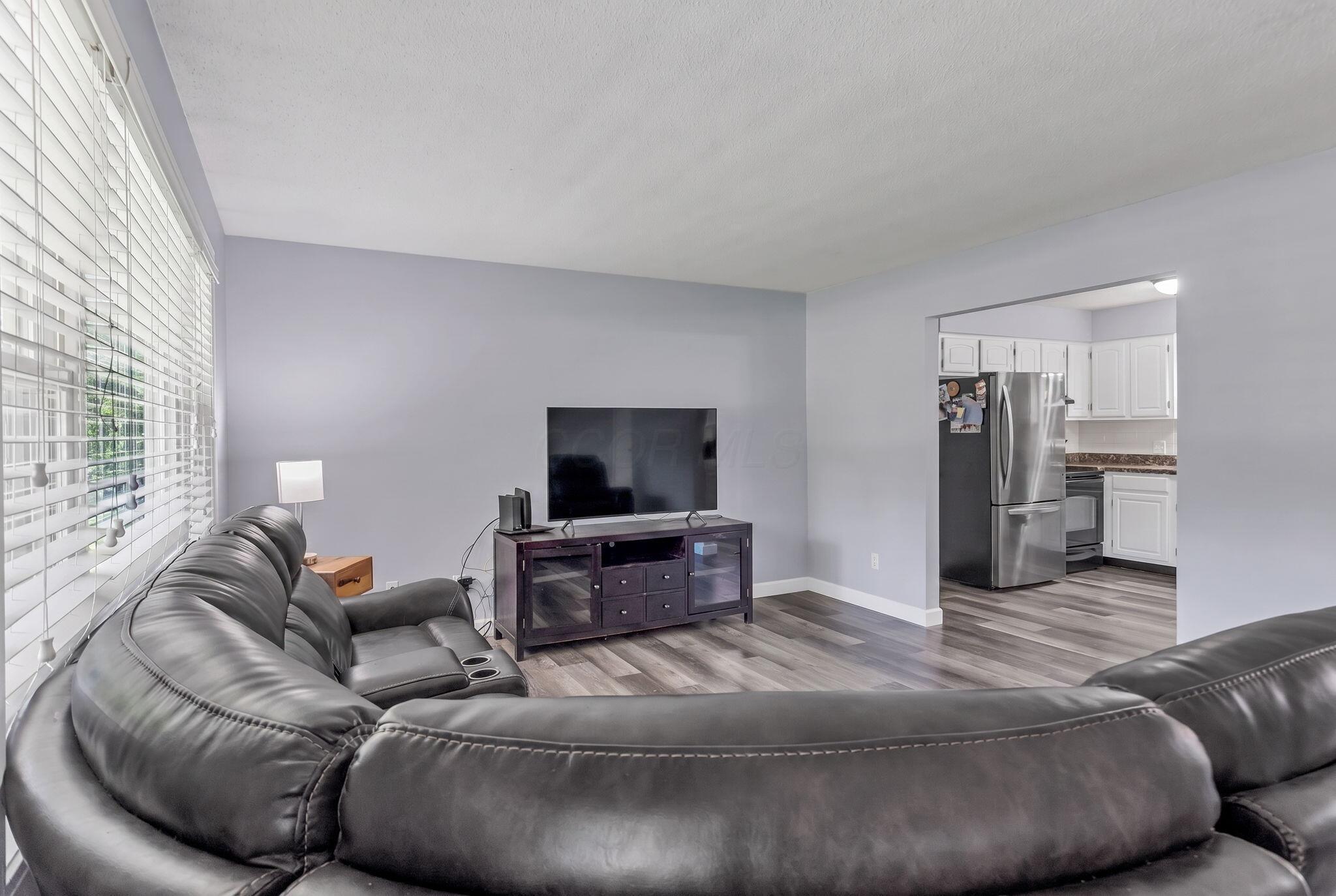 281 Middle Ground Road Southwest Pataskala, OH 43062 - Photo 6 of 52 Living Room