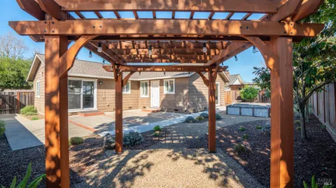 a view of entryway with a yard