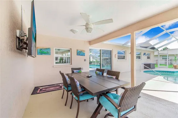 a very nice looking room with a mirror