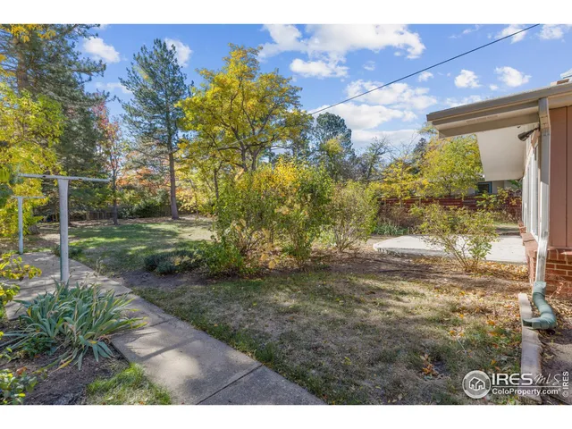 a view of a backyard