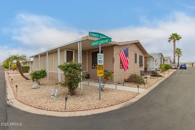 a view of entryway and kitchen