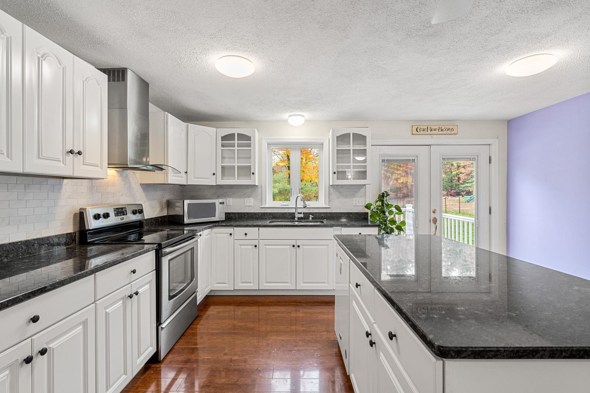 534 Bodwell Road Manchester, NH 03109 - Photo 2 of 37