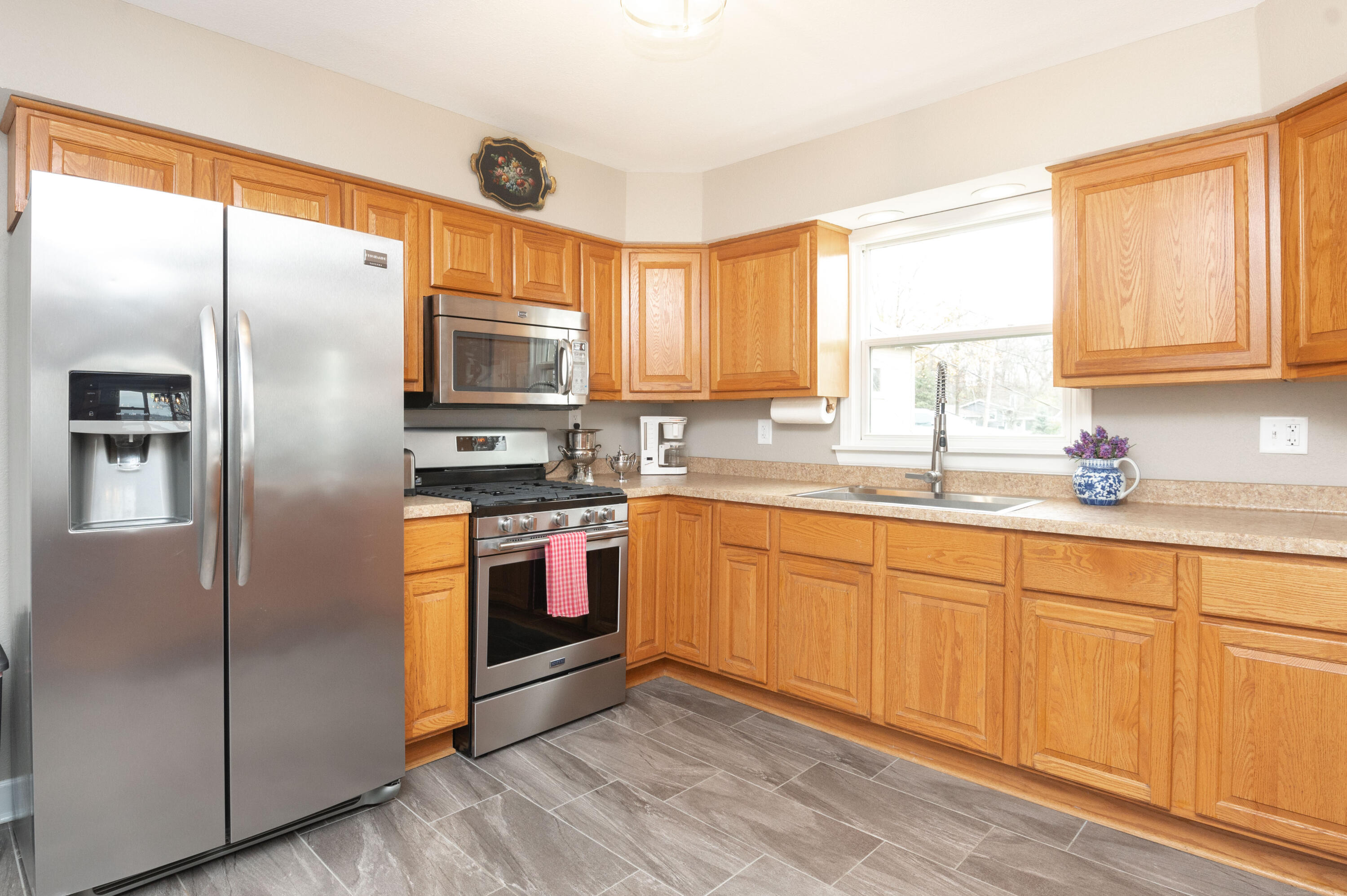 N39W27485 Hillside Grove Road Pewaukee, WI 53072 - Photo 9 of 35 HillsideInterior-11