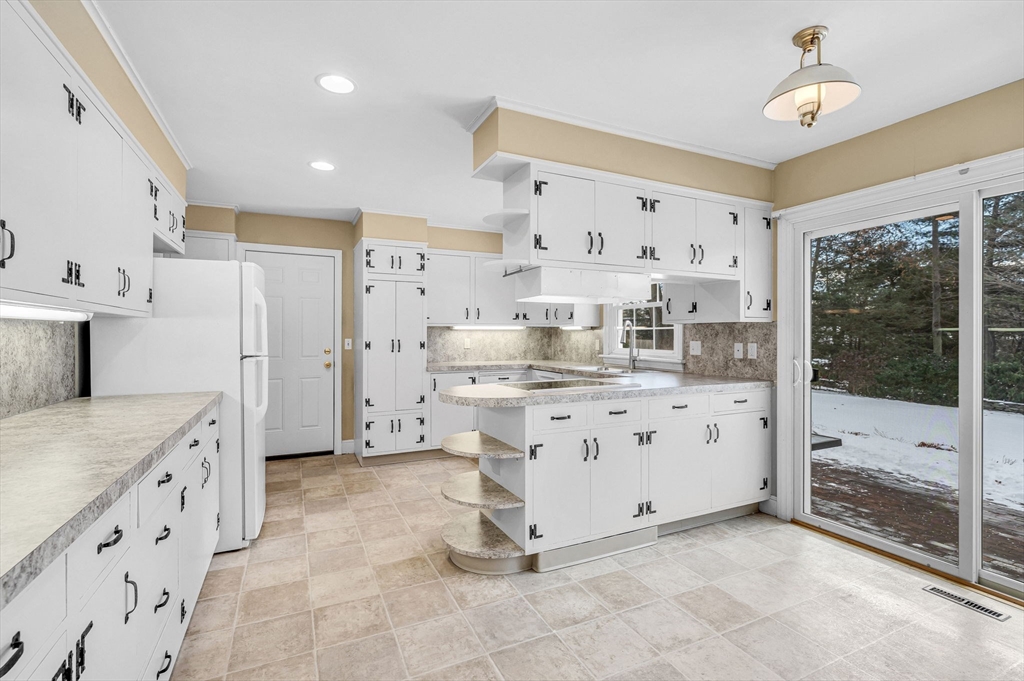 77 Arlington Road Longmeadow, MA 01106 - Photo 13 of 42 Gallery Image 13