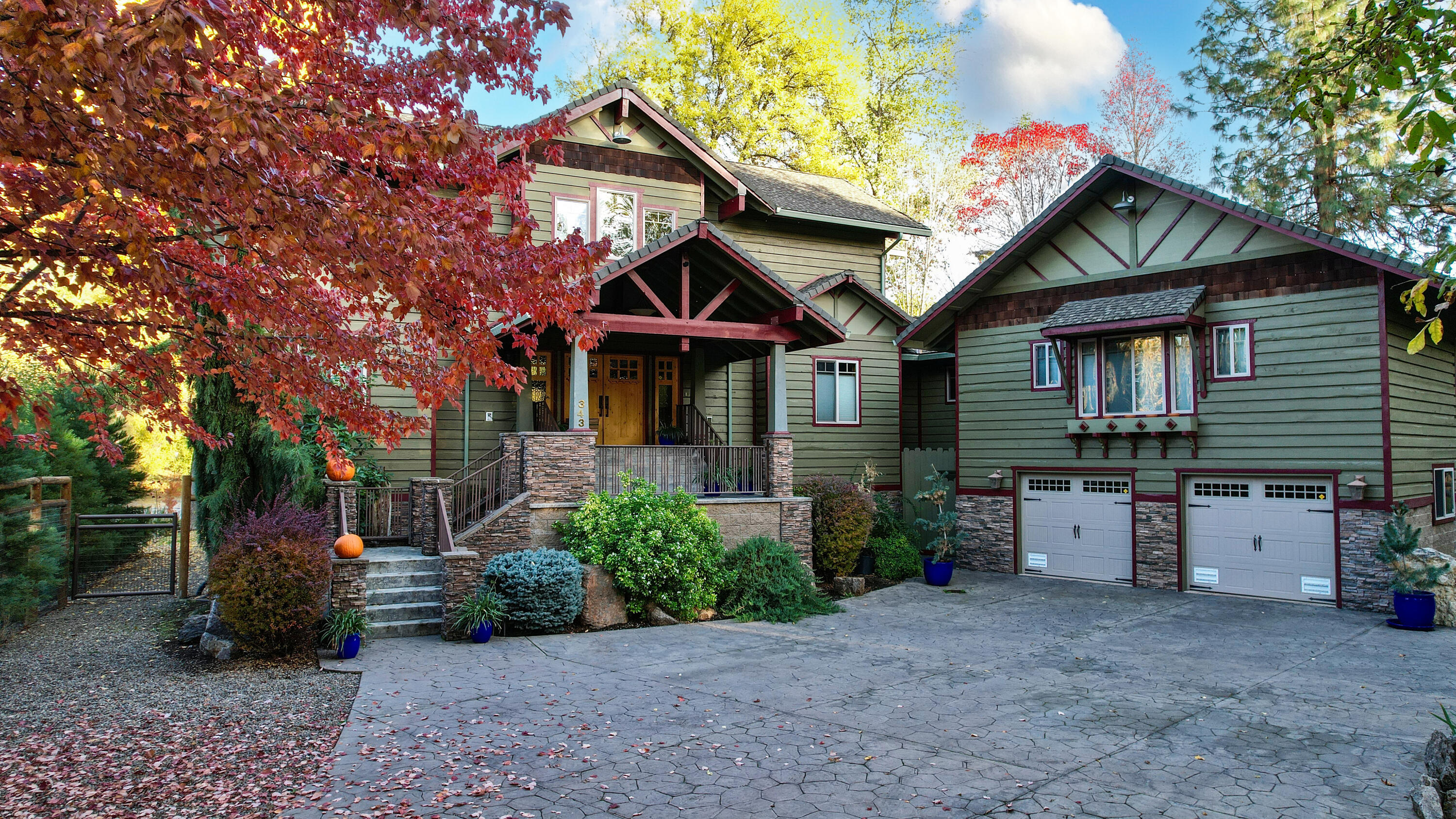 343 Rene Drive Shady Cove, OR 97539 - Photo 3 of 152 343 Rene Fall (9)