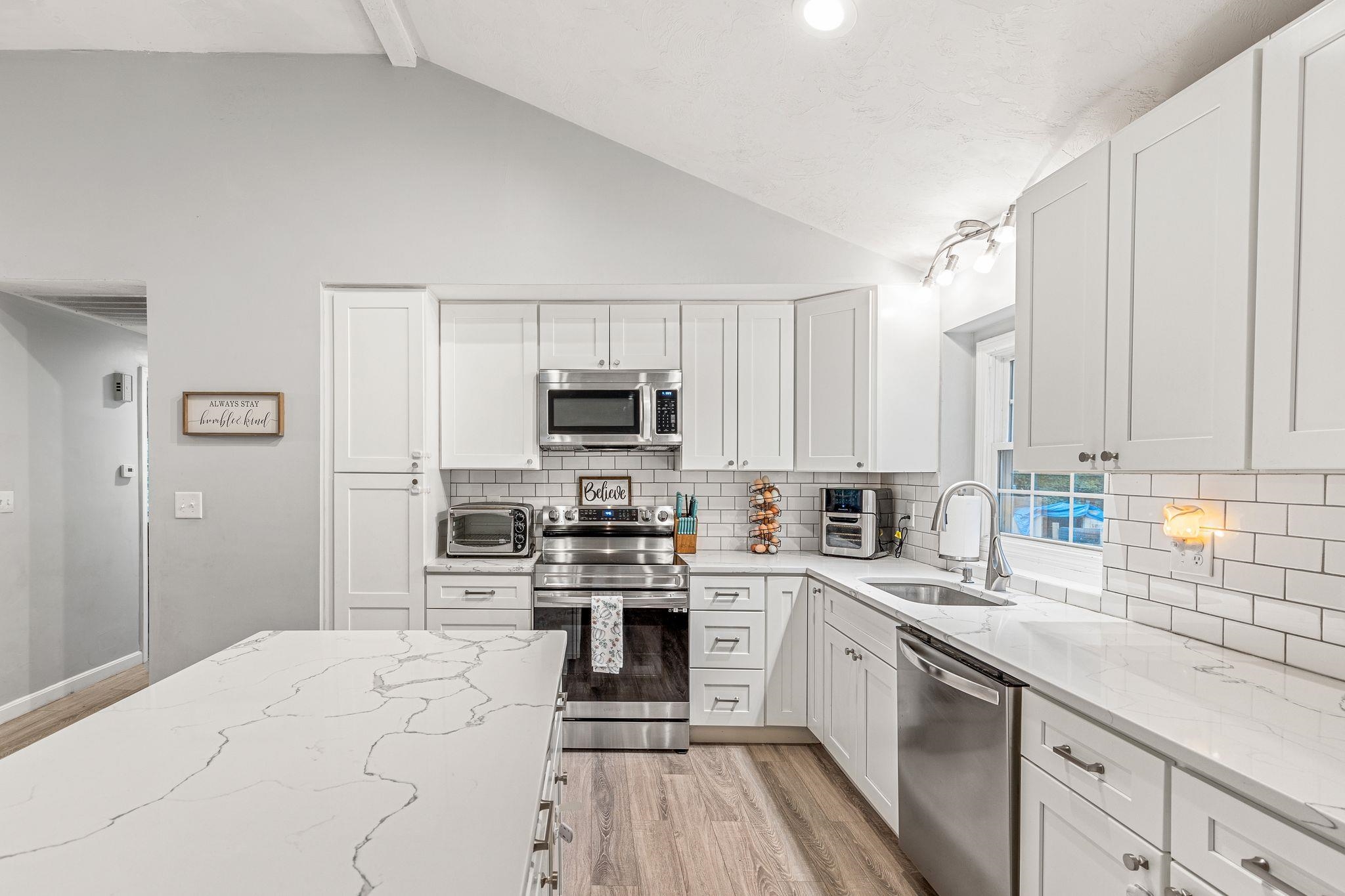 118 Scobie Pond Road Derry, NH 03038 - Photo 6 of 40