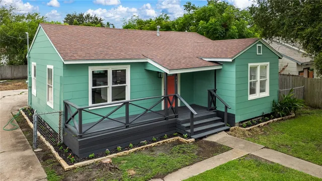 a view of a house with backyard and sitting area
