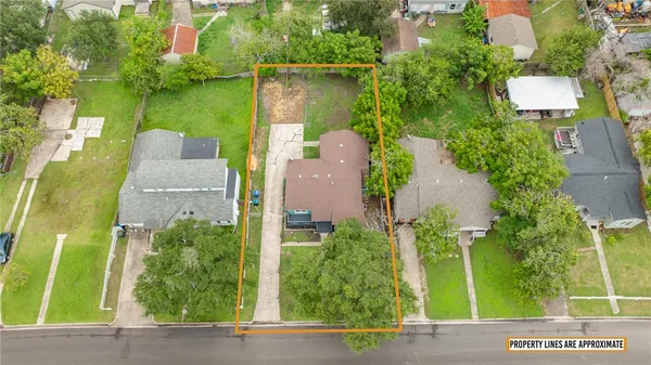 an aerial view of a house having lake view