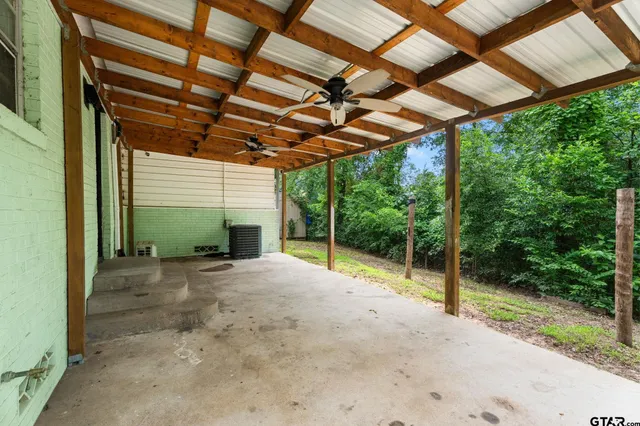 a view of a house with backyard and garden