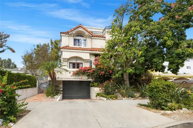 $1,289,000 | 12919 Bloomfield Street, Unit 1, Studio City, CA 91604