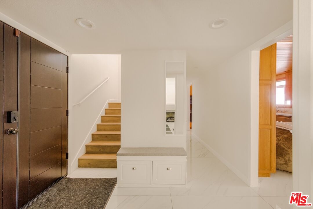 5703 Parkmor Road Calabasas, CA 91302 - Photo 4 of 35