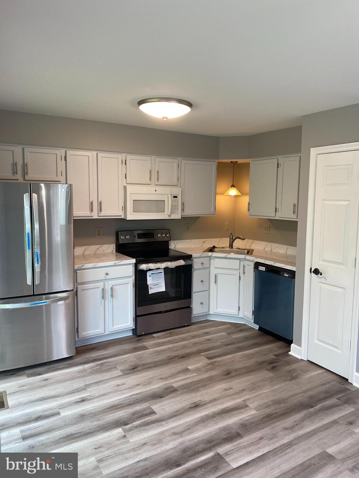 9259 Ridgefield Circle Frederick, MD 21701 - Photo 7 of 20 Microwave is white to blend to cabinets