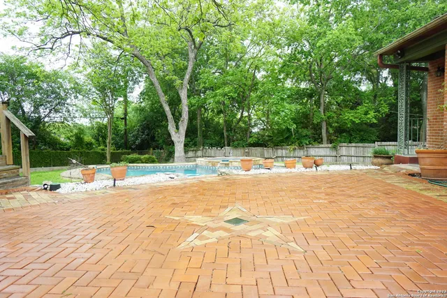 a view of a yard with basketball court