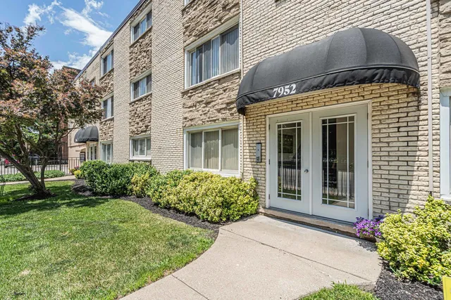 $188,000 | 7952 Madison Street, Unit 2E, River Forest, IL 60305