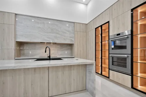 a very nice looking room with a mirror