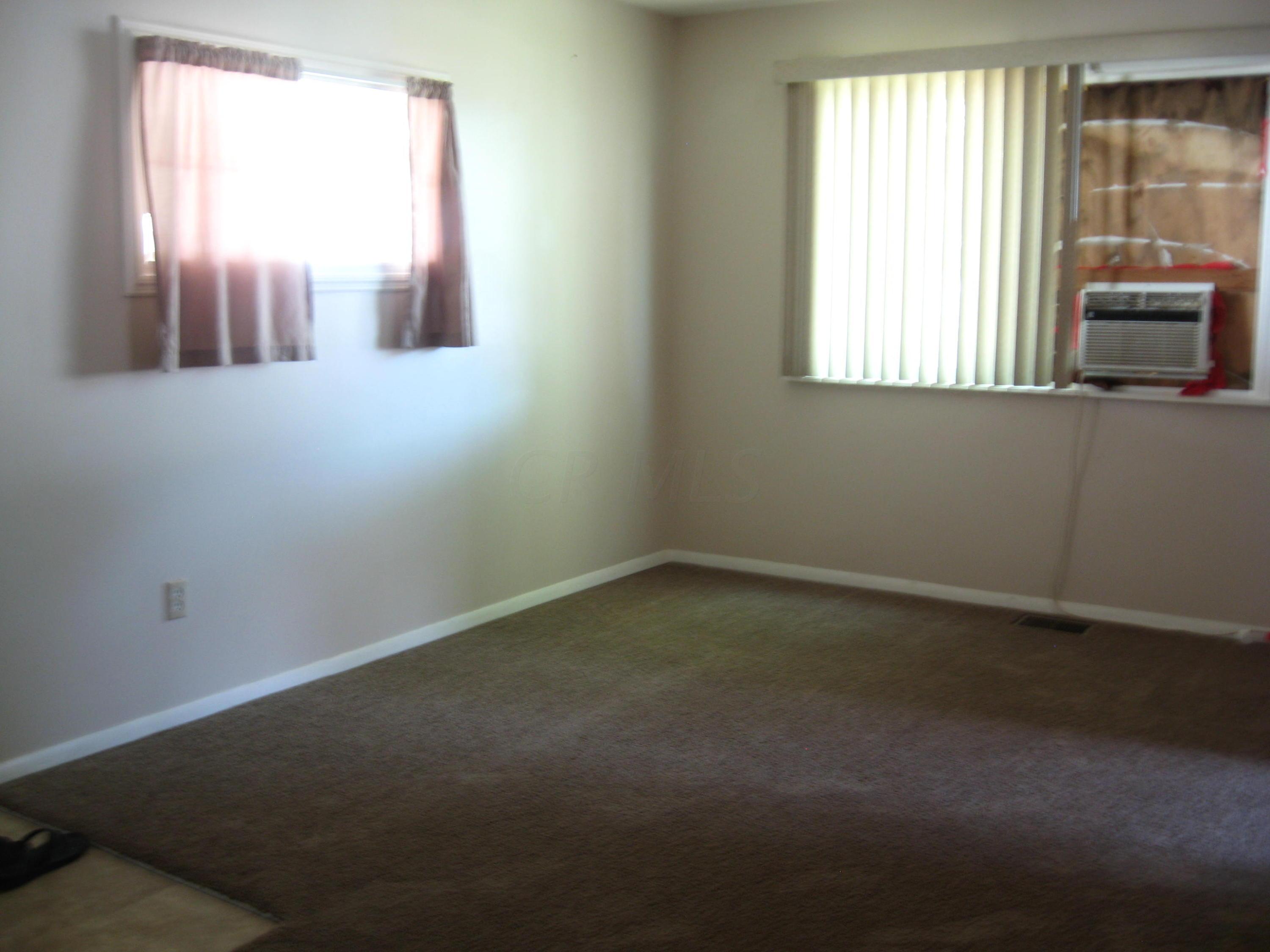 911 Derrer Road Columbus, OH 43204 - Photo 3 of 21