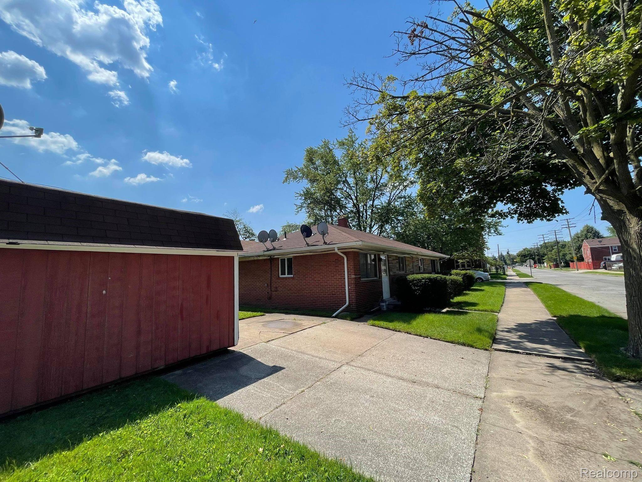 105 Walnut Street River Rouge, MI 48218 - Photo 6 of 27 105 walnut - river rouge mi (29).jpg