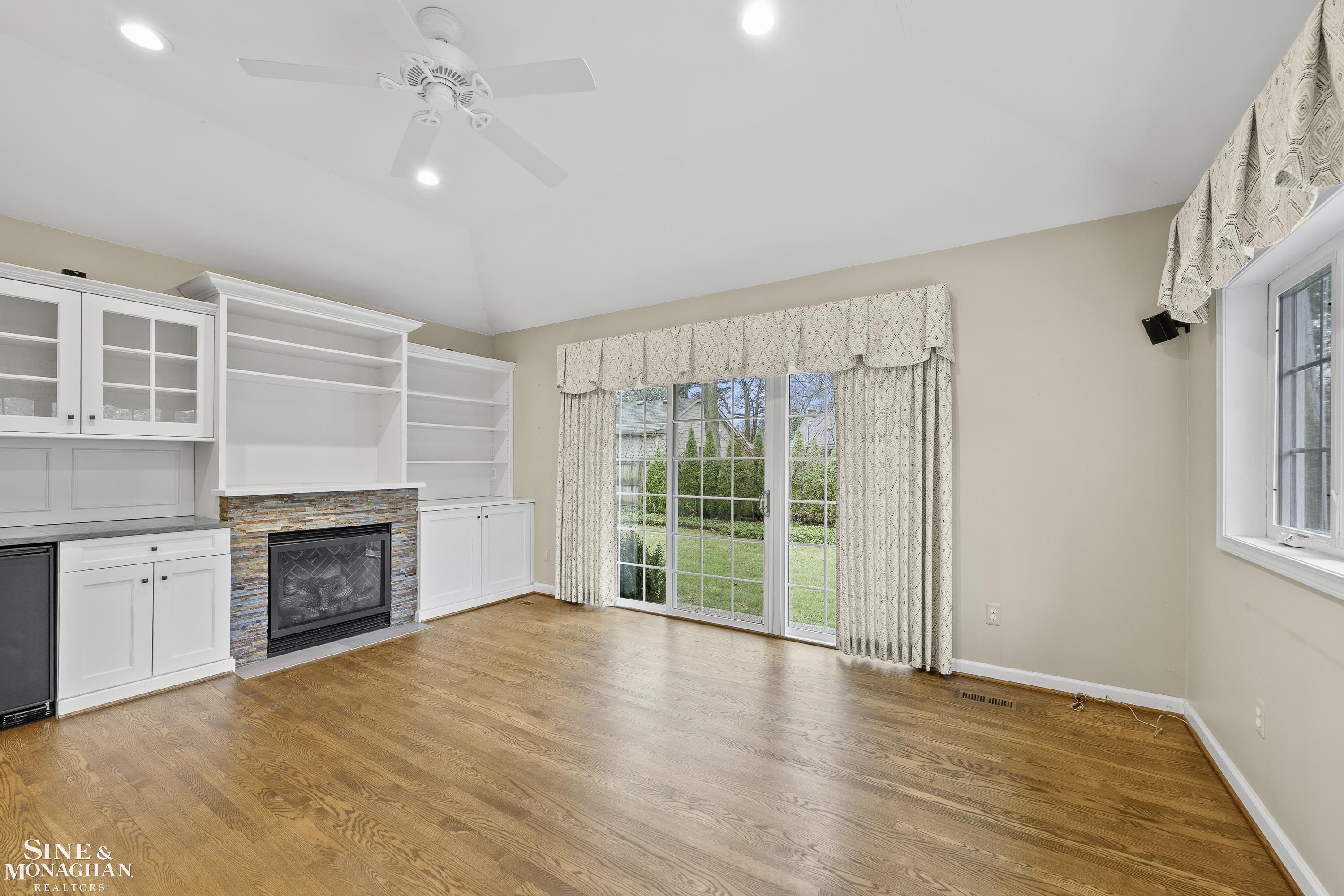 325 Stephens Road Grosse Pointe, MI 48236 - Photo 10 of 41 50171807-f9df31dd-95d6-4a67-929a-b3b7aec22486.JPG