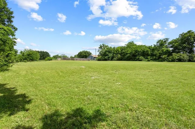 a view of yard and mountain view