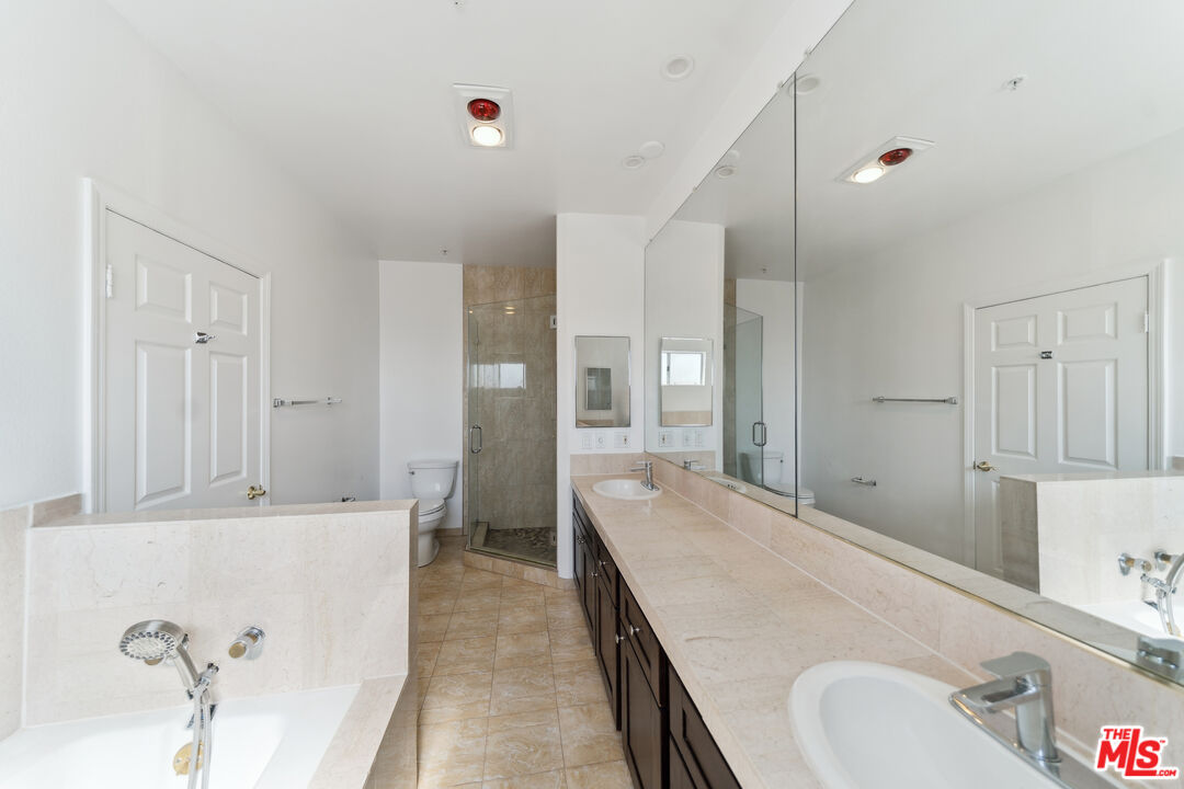 1508 Greenfield Avenue, Unit 307 Los Angeles, CA 90025 - Photo 18 of 27 a spacious bathroom with a tub sink and mirror