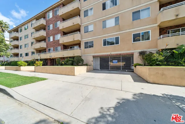 a view of building with street