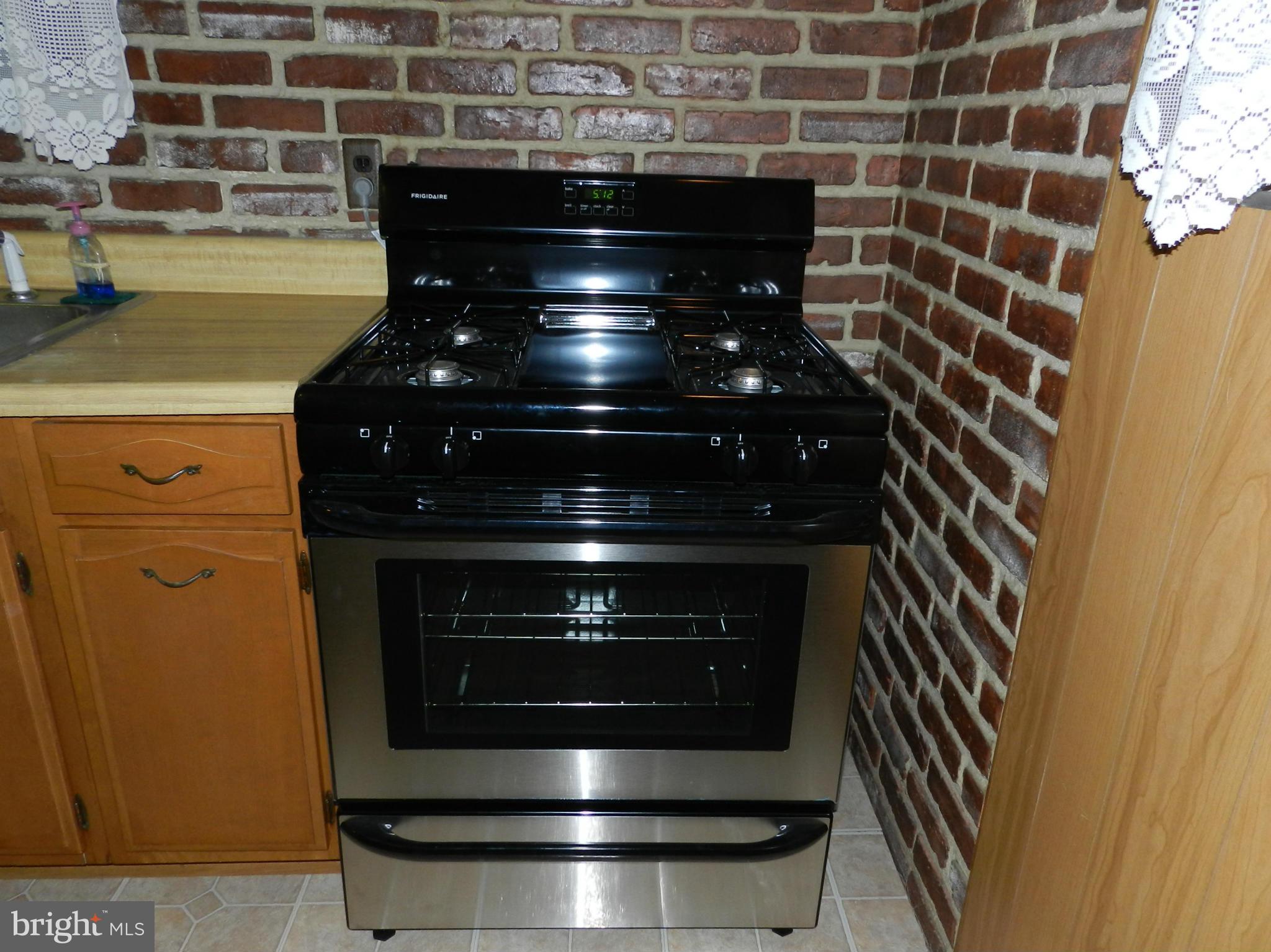 1502 Rita Road Dundalk, MD 21222 - Photo 4 of 21 a close view of a stove