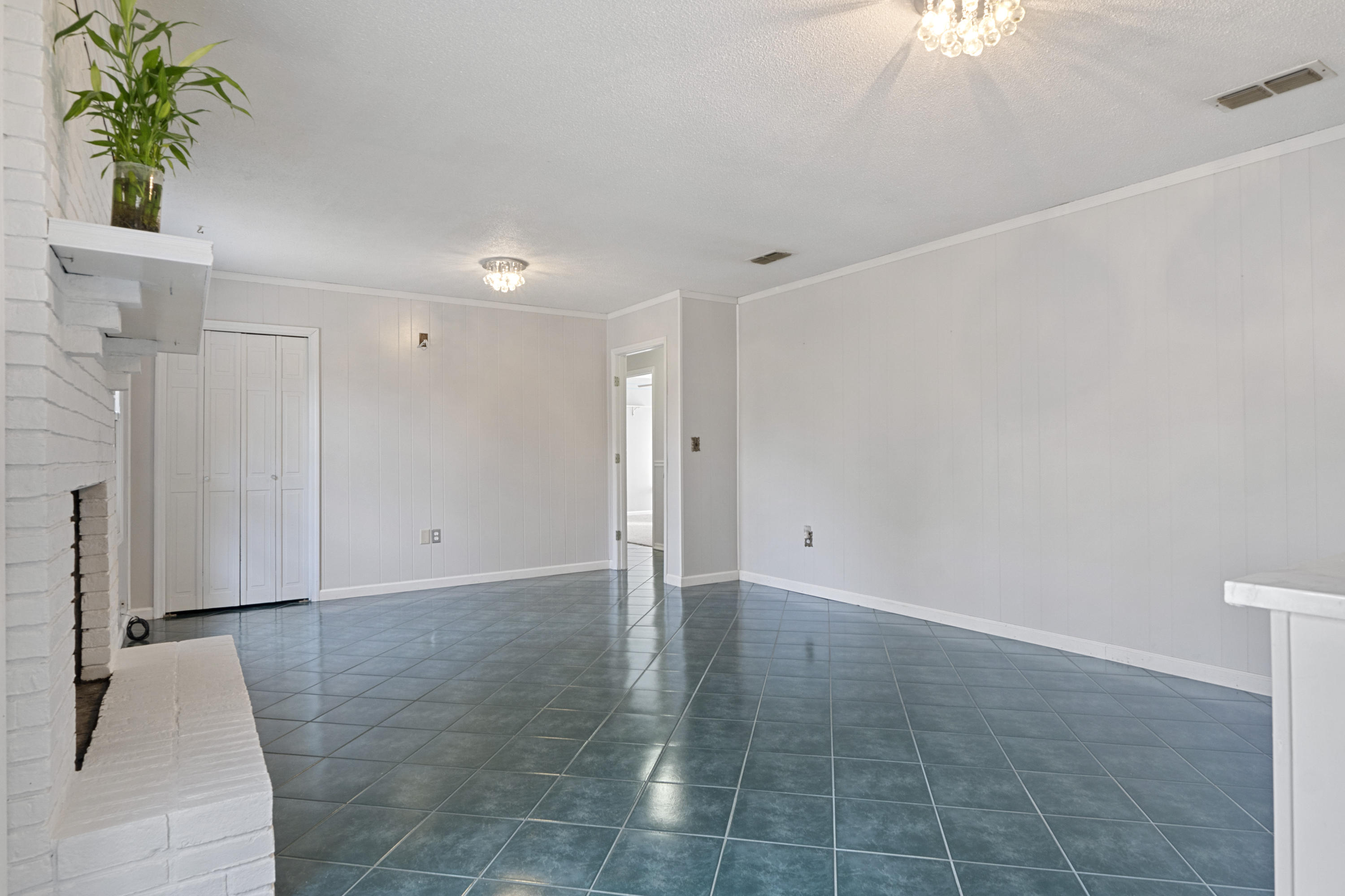 6058 Bud Moulton Road Crestview, FL 32536 - Photo 14 of 34 Livingroom