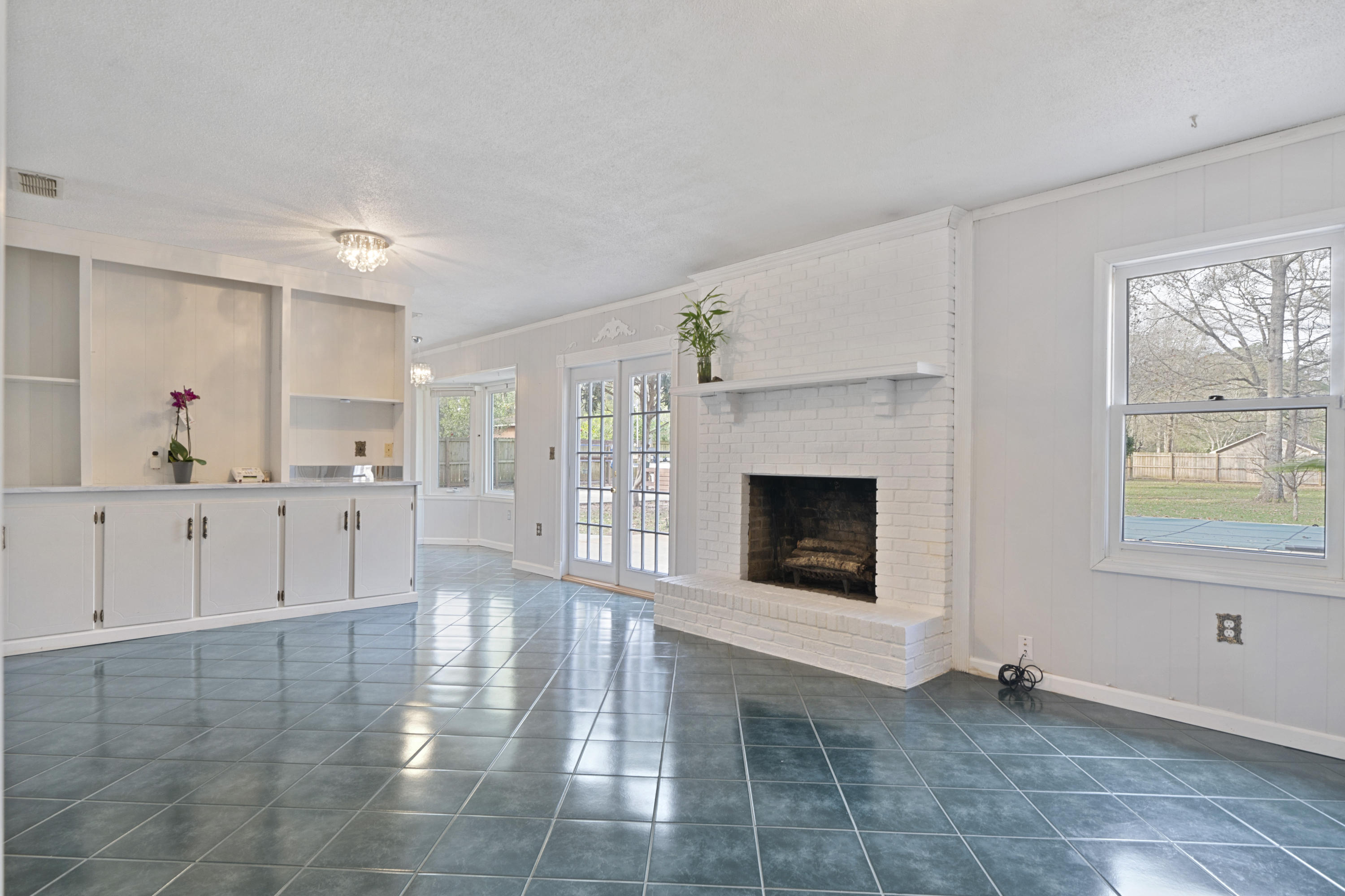 6058 Bud Moulton Road Crestview, FL 32536 - Photo 17 of 34 Livingroom