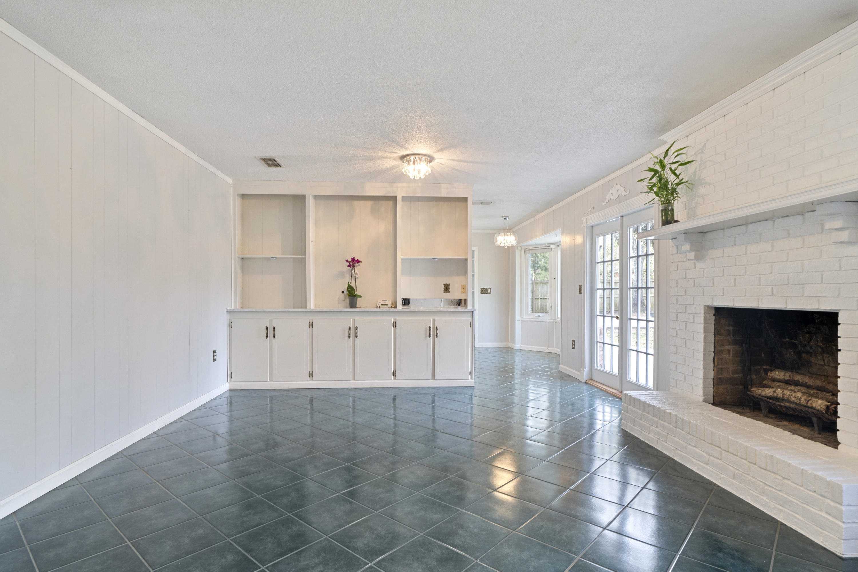 6058 Bud Moulton Road Crestview, FL 32536 - Photo 18 of 34 Wet bar