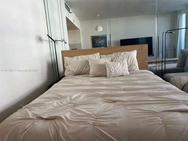 $429,999 | 100 Lincoln Road, Unit 604, Miami Beach, FL 33139