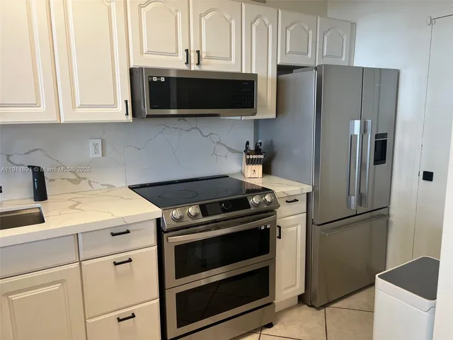 $429,999 | 100 Lincoln Road, Unit 604, Miami Beach, FL 33139