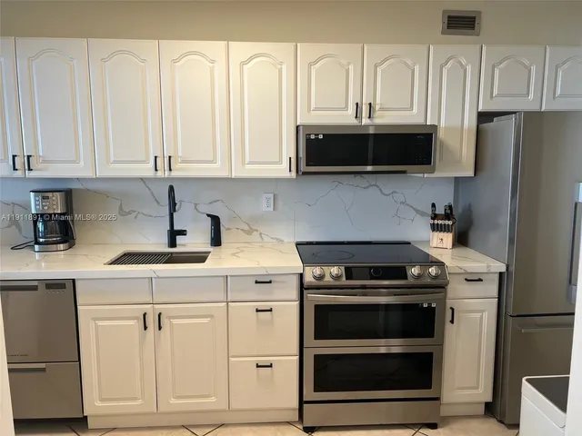 $429,999 | 100 Lincoln Road, Unit 604, Miami Beach, FL 33139