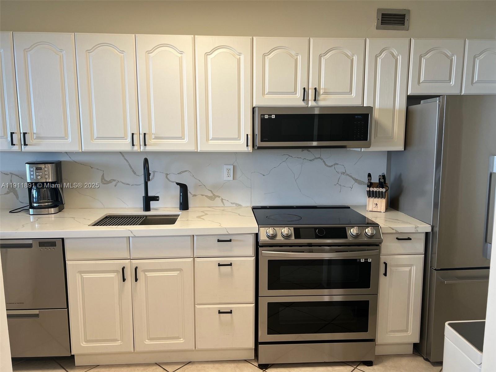 100 Lincoln Road, Unit 604 Miami Beach, FL 33139 - Photo 20 of 66