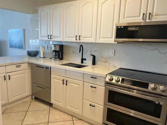 $429,999 | 100 Lincoln Road, Unit 604, Miami Beach, FL 33139