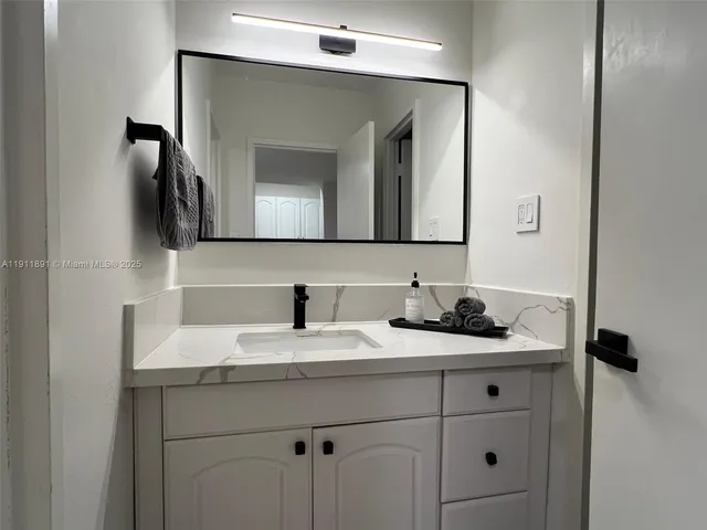 $429,999 | 100 Lincoln Road, Unit 604, Miami Beach, FL 33139