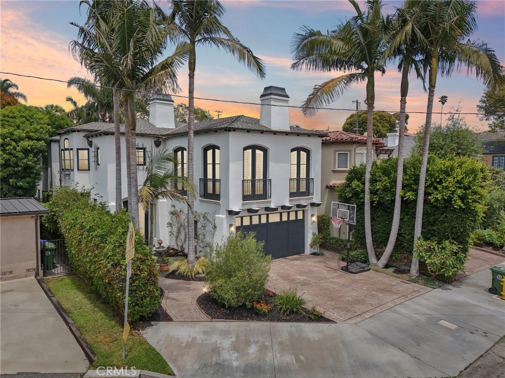 587 26th Street Manhattan Beach, CA 90266 - Photo 3 of 67 a front view of a house with garden