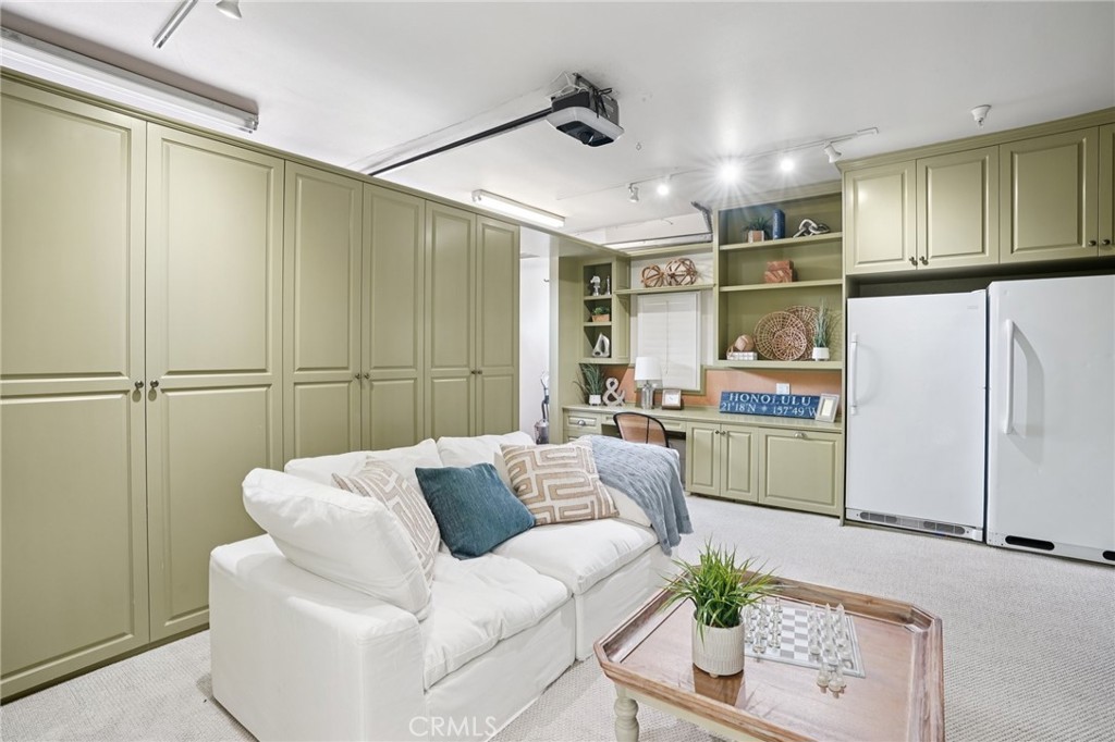 587 26th Street Manhattan Beach, CA 90266 - Photo 58 of 67 a living room with furniture