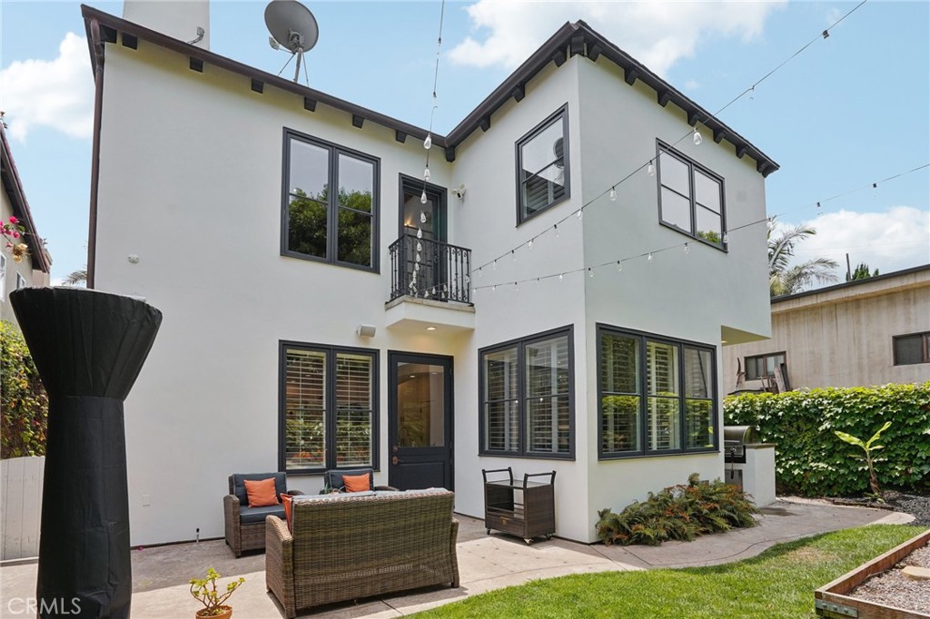 587 26th Street Manhattan Beach, CA 90266 - Photo 61 of 67 a view of a house with backyard and porch