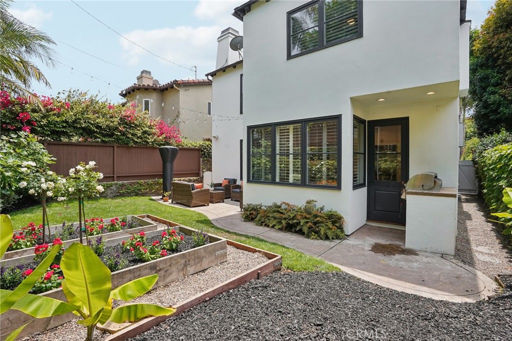 587 26th Street Manhattan Beach, CA 90266 - Photo 65 of 67 a front view of a house with garden