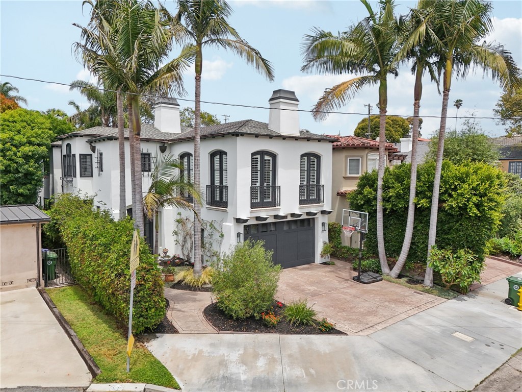 587 26th Street Manhattan Beach, CA 90266 - Photo 66 of 67 a front view of a house with garden