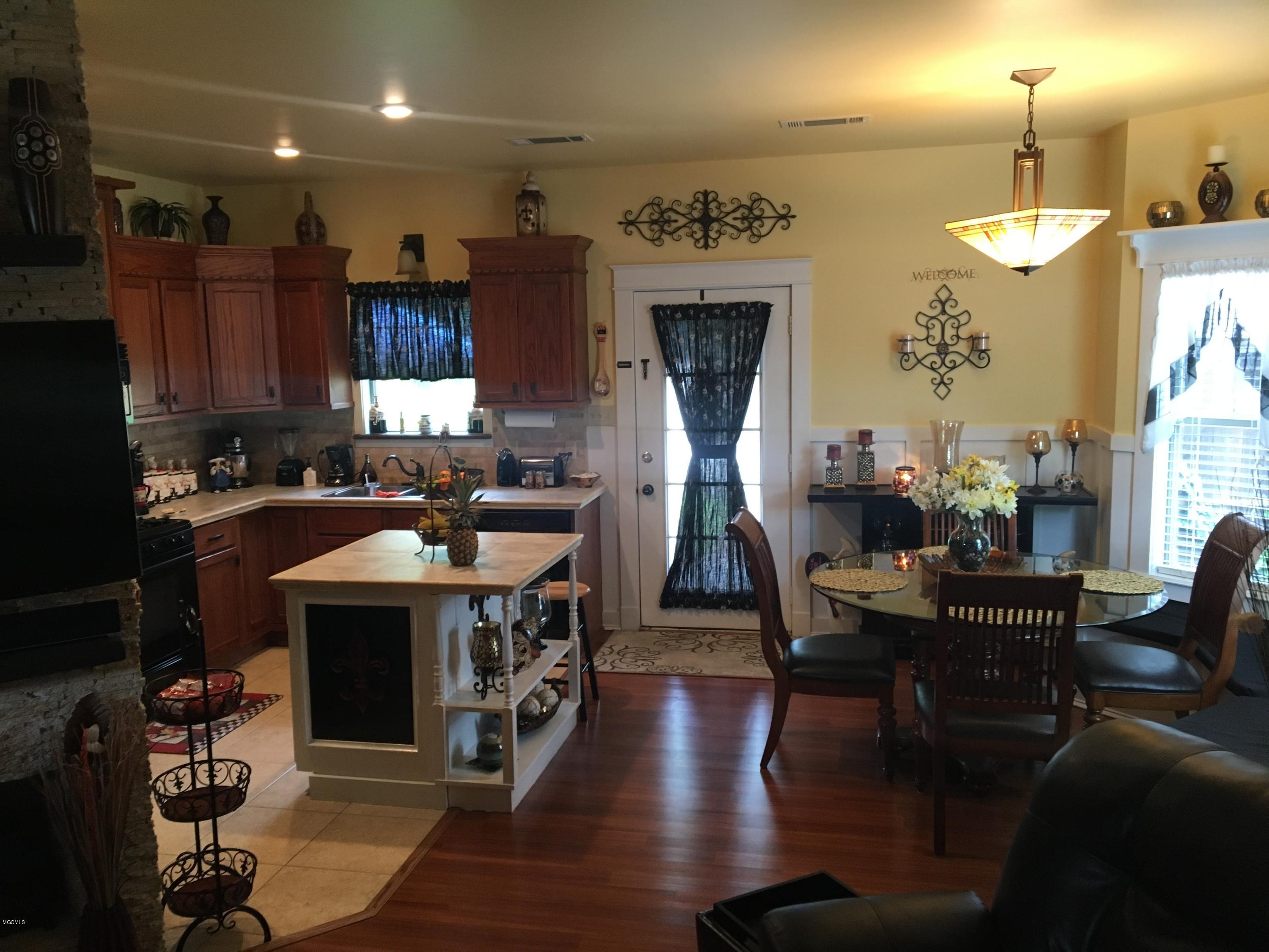 15305 Parker Road Biloxi, MS 39532 - Photo 4 of 28 IMG_1530