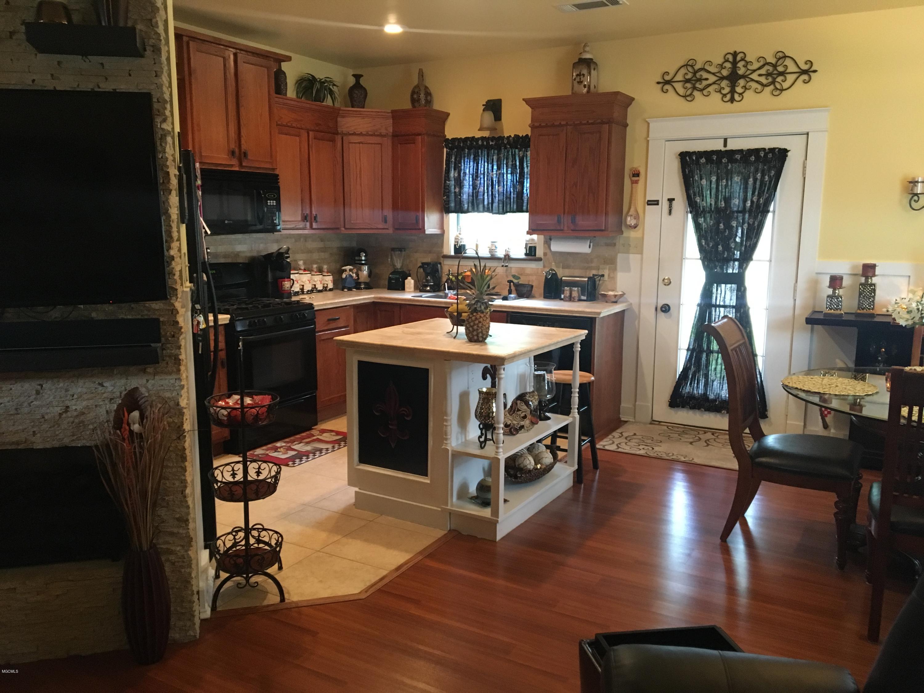 15305 Parker Road Biloxi, MS 39532 - Photo 5 of 28 IMG_1531
