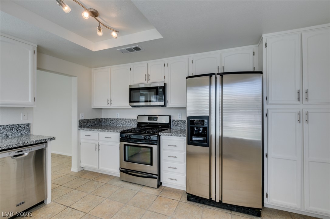 307 Cavalla Street Henderson, NV 89074 - Photo 29 of 44 A well-equipped kitchen features granite counters, contemporary cabinetry, and stainless steel appliances.
