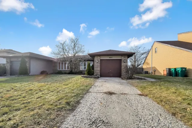 $2,375 | 605 South Raven Road, Shorewood, IL 60404