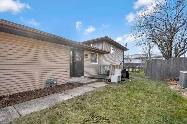 $2,375 | 605 South Raven Road, Shorewood, IL 60404