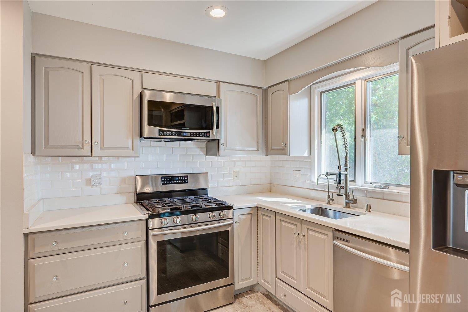 4 Augusta Court Edison, NJ 08820 - Photo 19 of 44