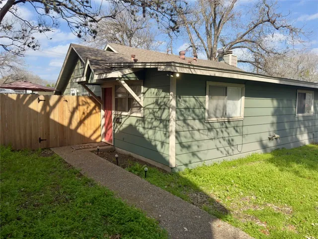 $1,175 | 309 Guadalupe Street, Unit C, Lockhart, TX 78644