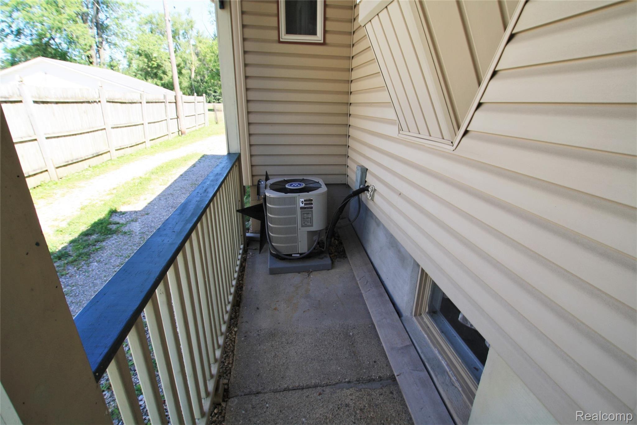 8104 Miller Road Swartz Creek, MI 48473 - Photo 6 of 22 IMG_1864.JPG