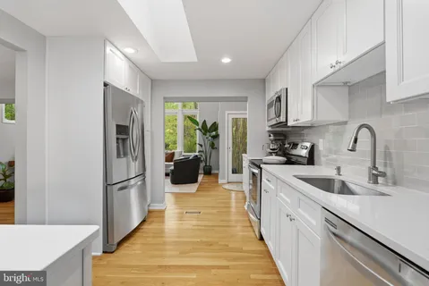 $949,000 | 5917 Beech Tree Drive, Alexandria, VA 22310