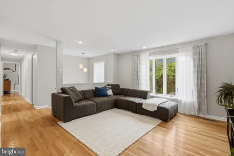 $949,000 | 5917 Beech Tree Drive, Alexandria, VA 22310